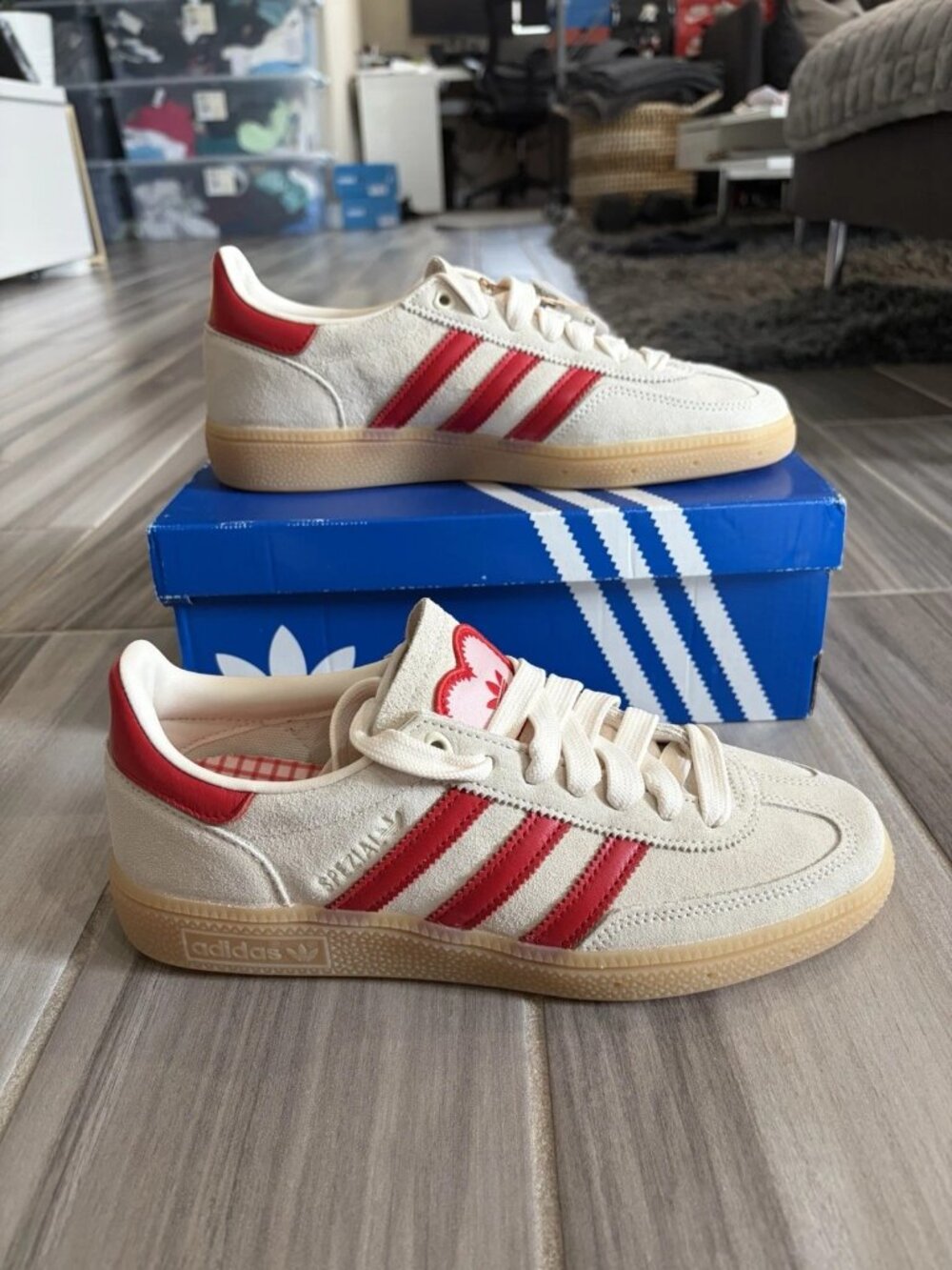 Women's Adidas Handball Spezial SE Shoes - Cream Scarlet Pink Hearts KH9044 - Picture 2 of 8